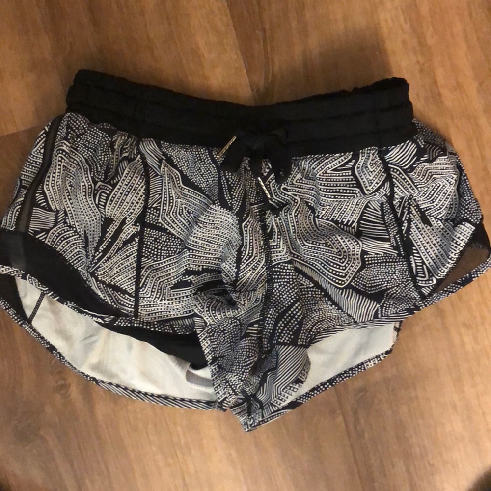 Lululemon shorty Hot Size 4 black  White Pattern